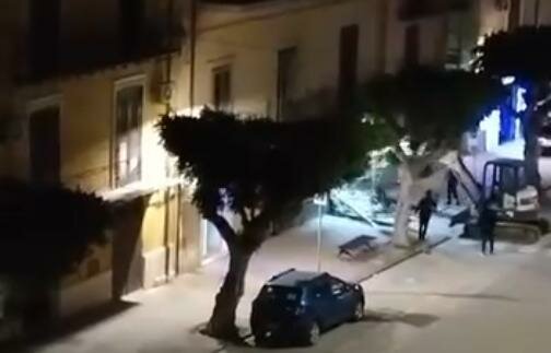 Commando assalta gioielleria con l'escavatore