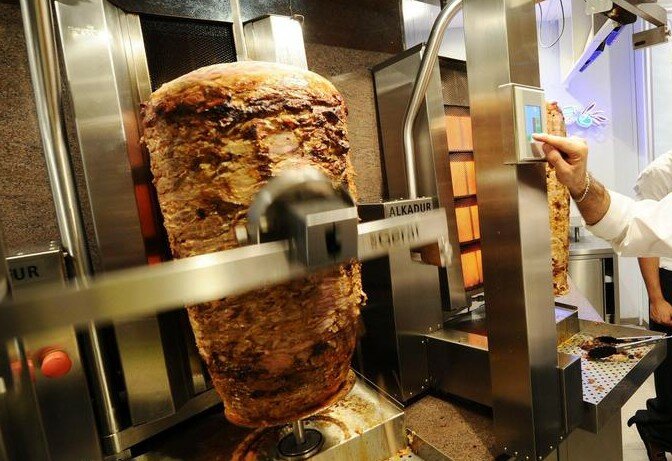 Mangiano, non pagano e lo colpiscono col cacciavite