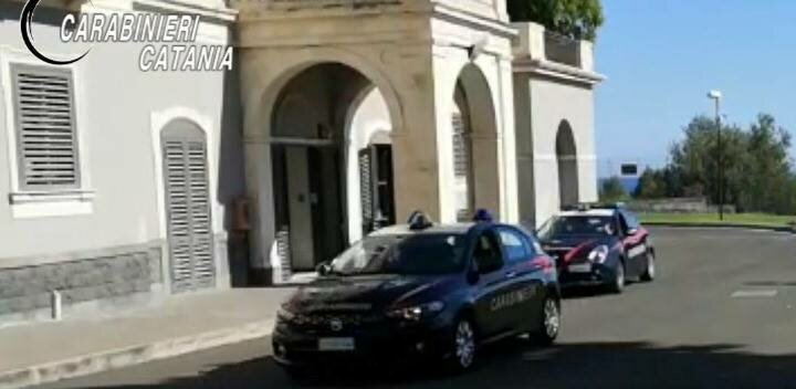 Insegue il padre con la spranga: "Dammi i soldi"