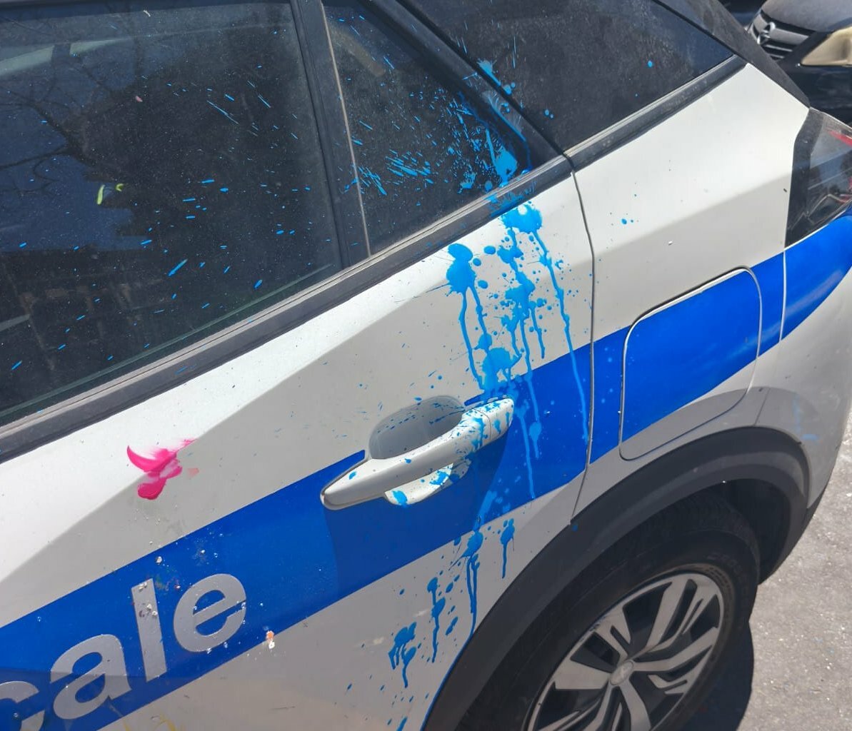 Uova, vernice e insulti alla polizia: ultimo giorno di scuola esagerato a Catania