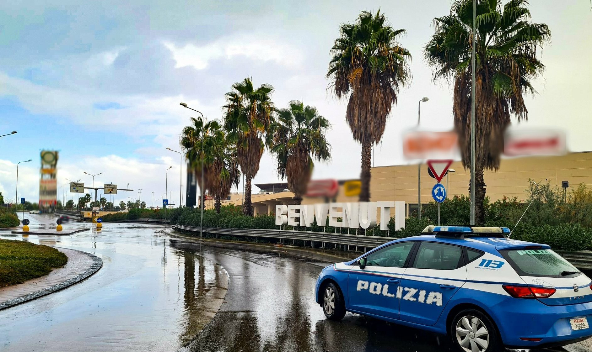 Beccato al centro commerciale a rubare scooter con una gruccia