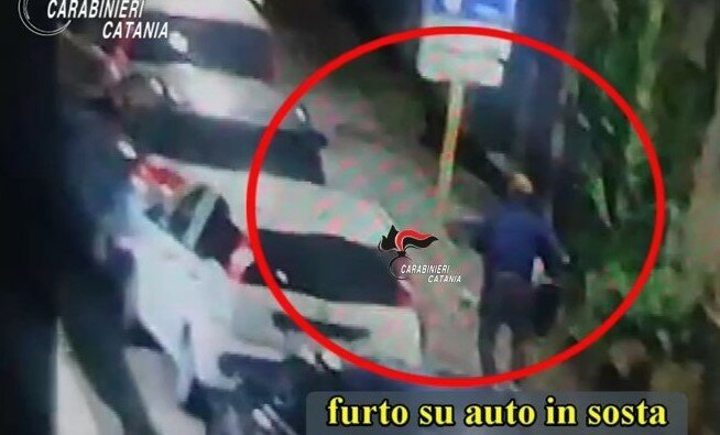 Catania, rompe finestrino e scappa con le barrette Catania, rompe finestrino e scappa con le barrette