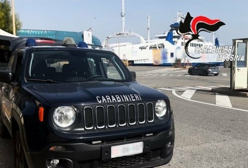 Sbarca dal traghetto con due chili di hashish