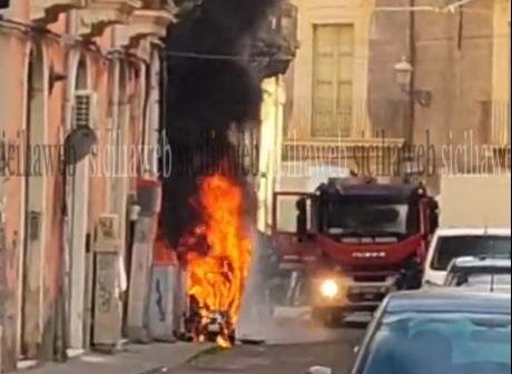 Catania, a fuoco aspiratore per la pulizia delle strade
