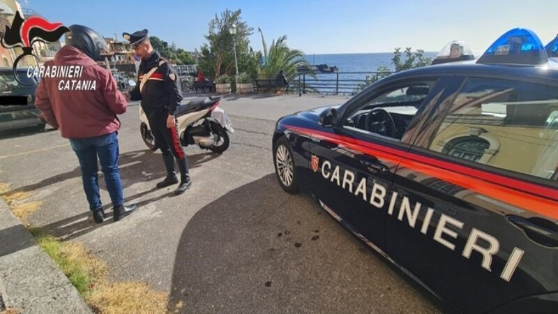 Catania: con lo scooter in Ztl minaccia e insulta i carabinieri