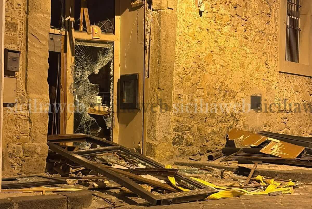 Assalto al bancomat e pure in gioielleria Assalto al bancomat e pure in gioielleria