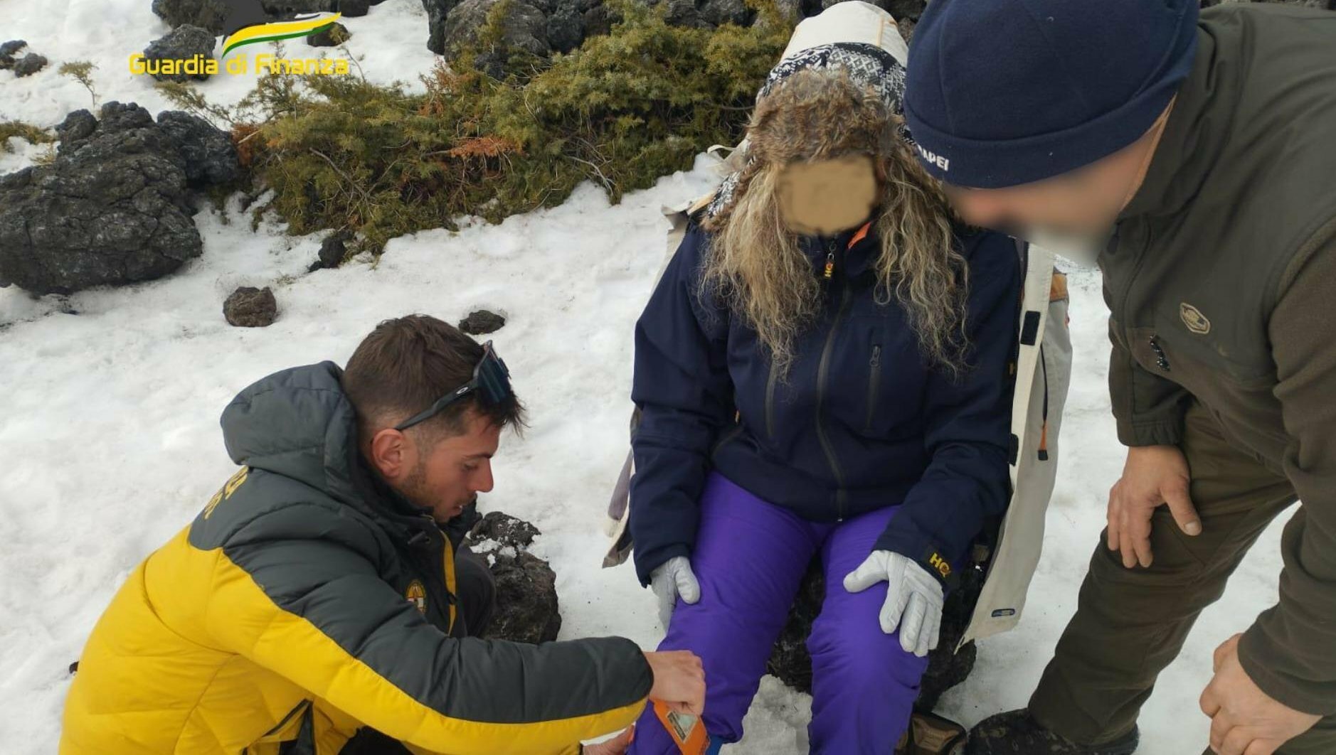Si fa male vicino al fronte lavico: arriva la motoslitta