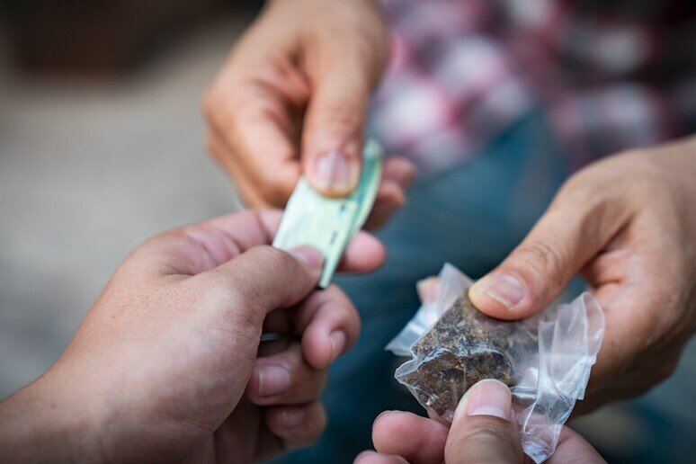 La droga ai pusher arrivava dai poliziotti: condannati a 26 e 27 anni