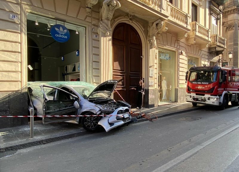 Catania, auto sfonda vetrina in via Umberto