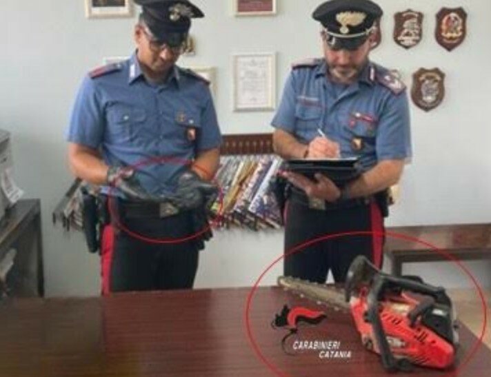 Minacce e razzismo: fermato l'esagitato catanese con la motosega