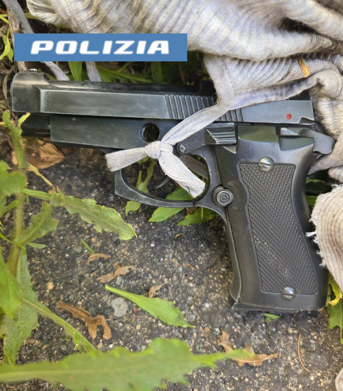 una-pistola-in-forno-e-droga-nel-frigorifero-e-tra-le-scarpe-2.jpeg una-pistola-in-forno-e-droga-nel-frigorifero-e-tra-le-scarpe-2.jpeg