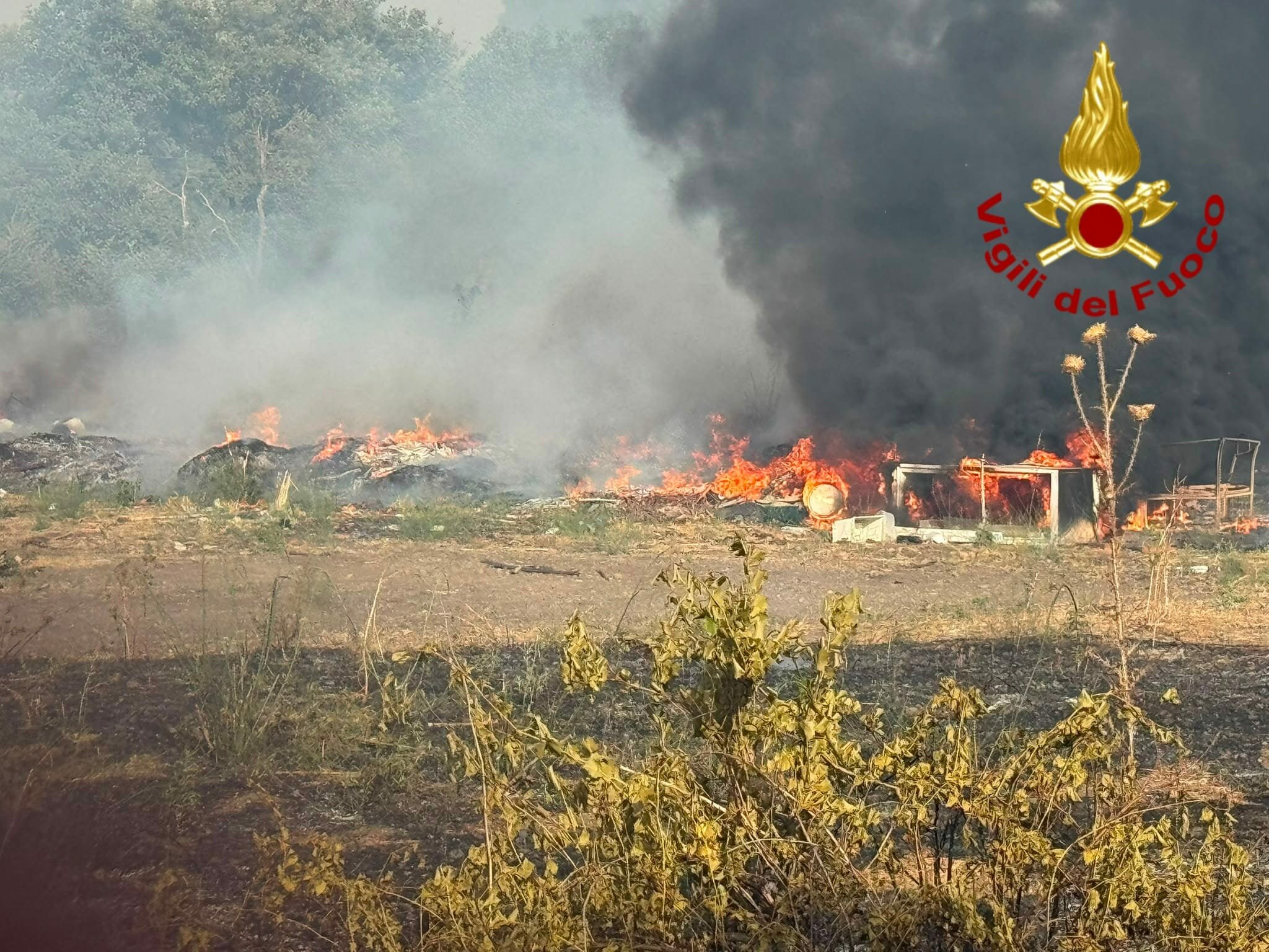 Più caldo, più roghi: fiamme a Castiglione e Caltagirone Più caldo, più roghi: fiamme a Castiglione e Caltagirone
