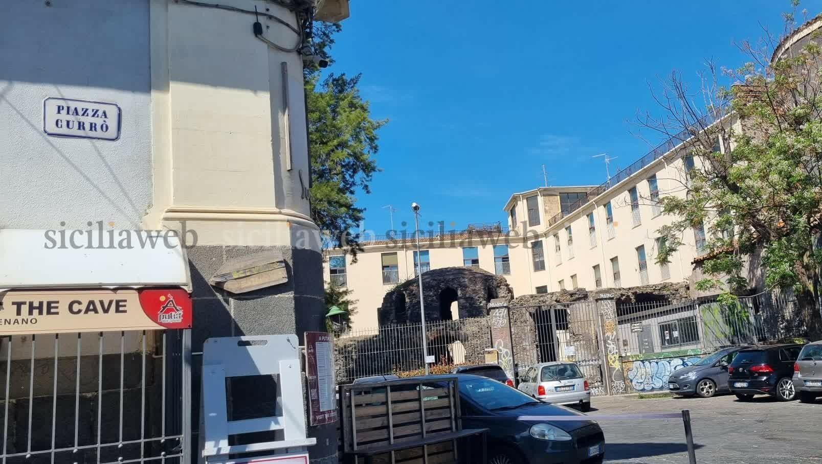 Accoltellato in piazza Curr&ograve;: al vaglio le telecamere della zona