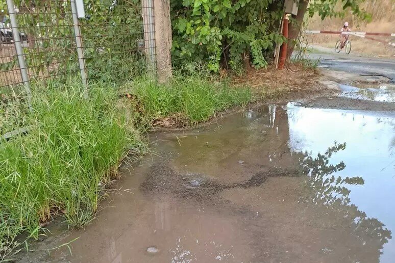 Acqua potabile dispersa in strada, che spreco