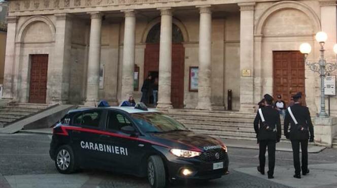 Tenta di ucciderlo a colpi di piccozza