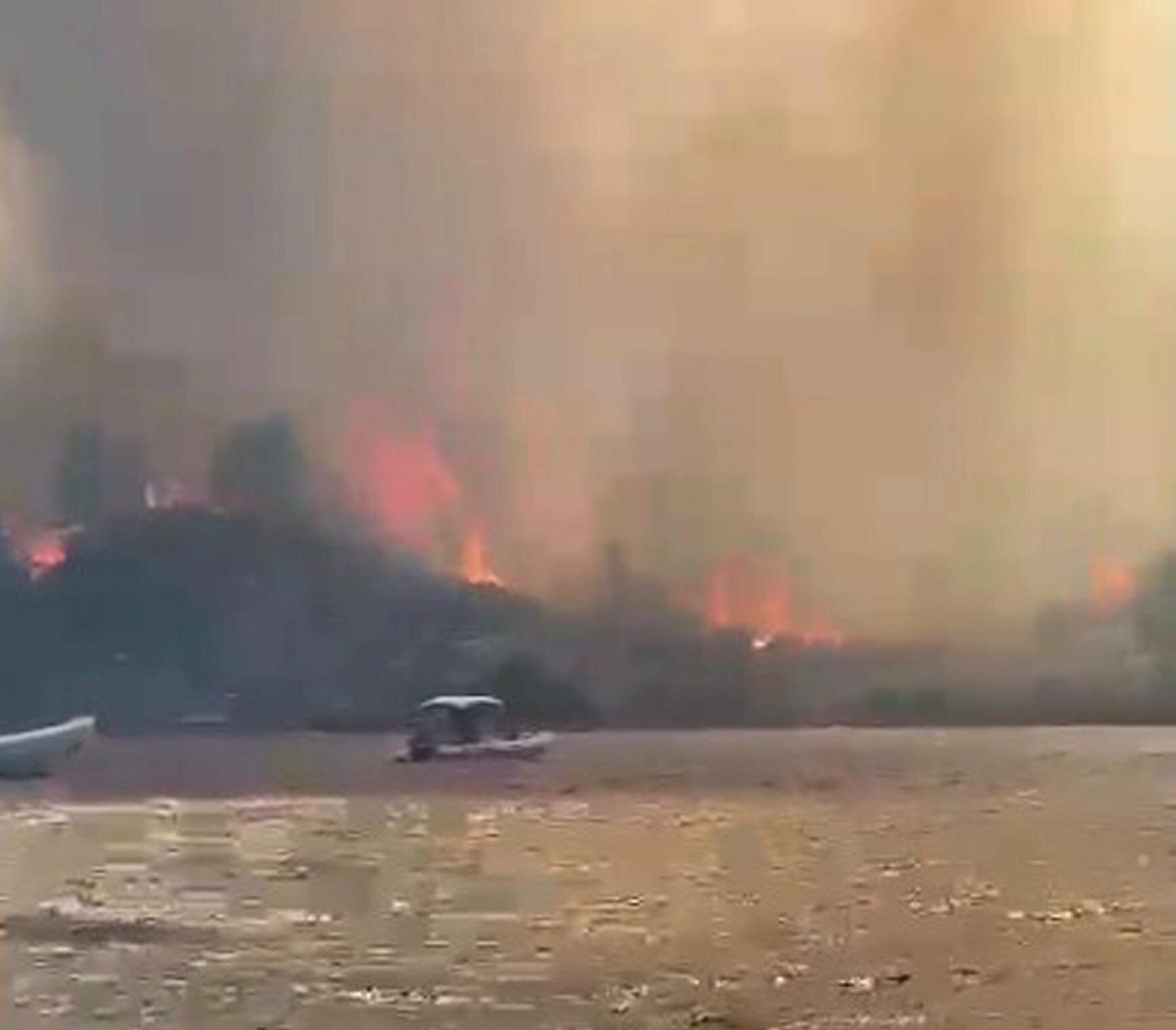 Sicilia nella morsa del fuoco, turisti in fuga via mare