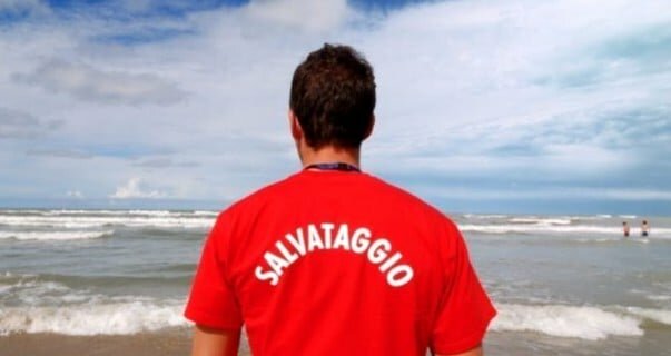 Il bagnino perde la testa: calci e pugni a tutti