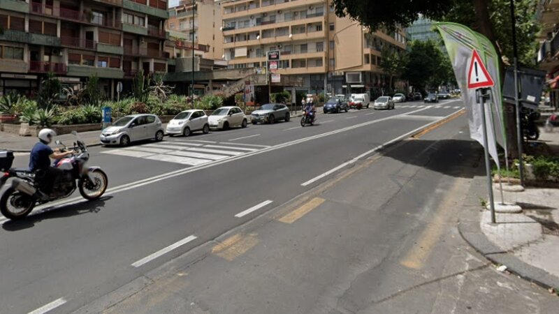 Bimbo in passeggino investito da scooter
