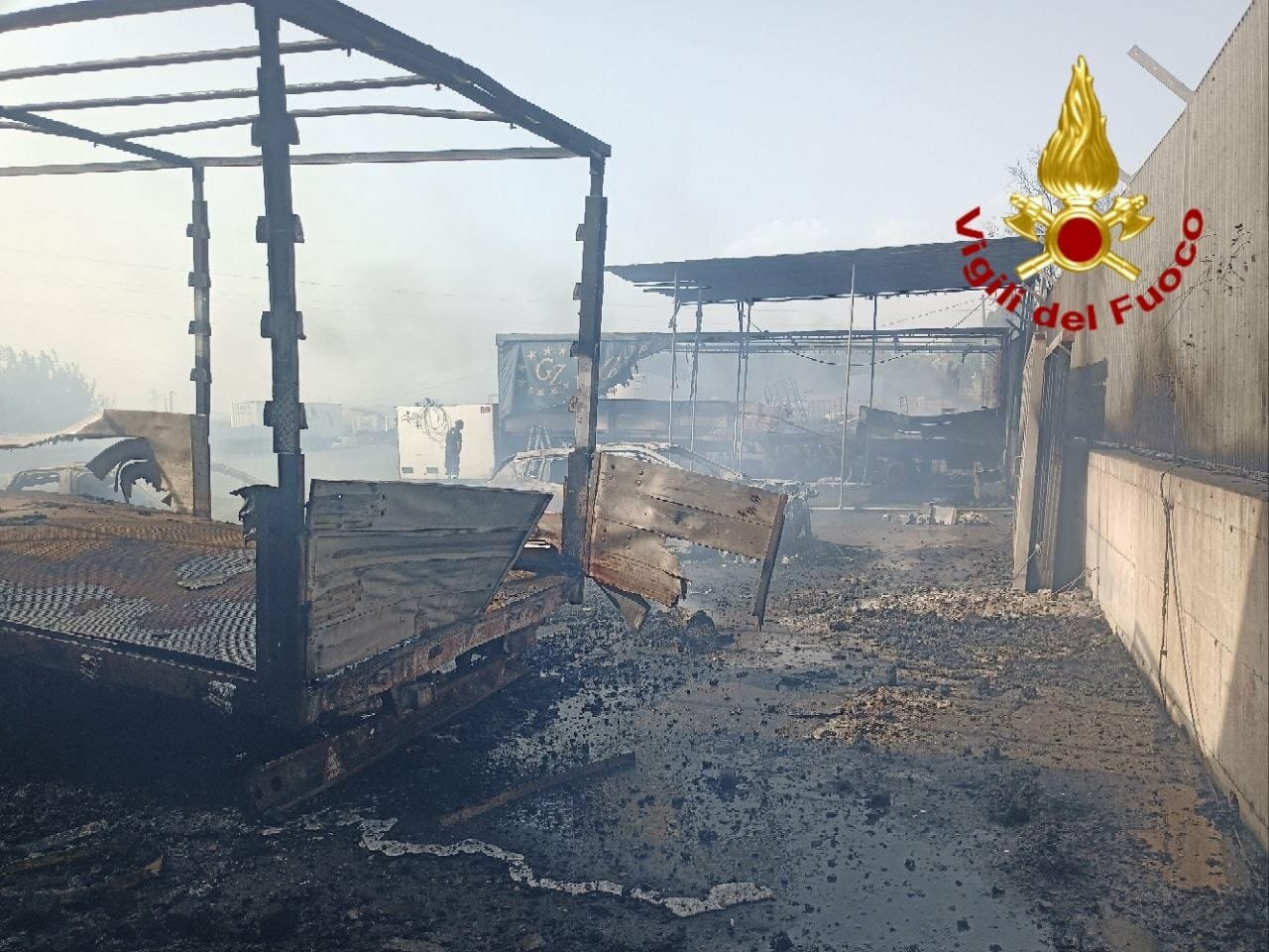 Catania, in fiamme capannone alla zona industriale: 2 pompieri si sentono male