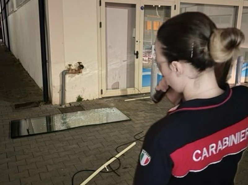 Cavo d'acciaio collegato all'auto: sradicata la porta di Acqua&Sapone