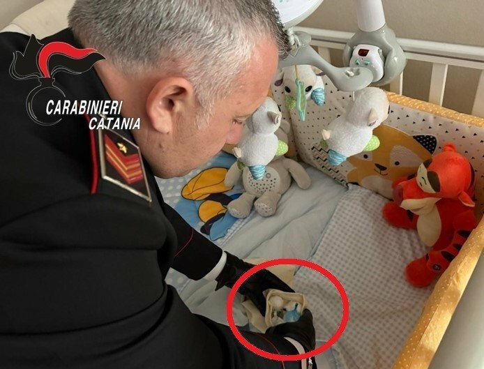 Dosi di droga nascoste nella culla della figlia