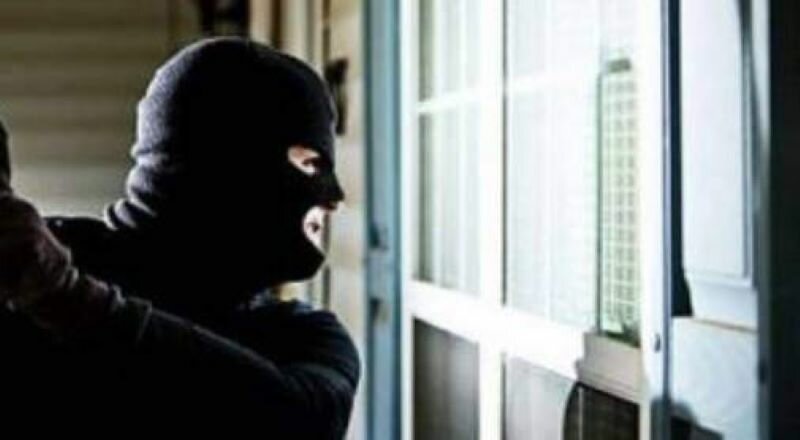 Sorpreso a rubare in casa: aggredisce il proprietario