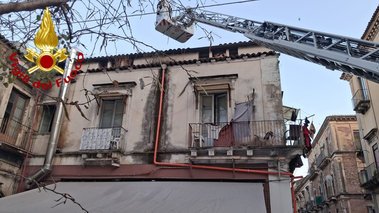 Catania: mansarda in fiamme, una persona in salvo Catania: mansarda in fiamme, una persona in salvo