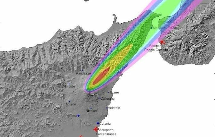 L'Etna sbuffa dal cratere di Sud-Est