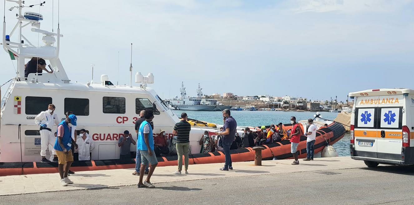 Lampedusa, ondata notturna di sbarchi
