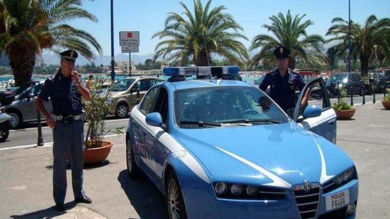 Fa la pip&igrave; nella fontana: turista denunciato