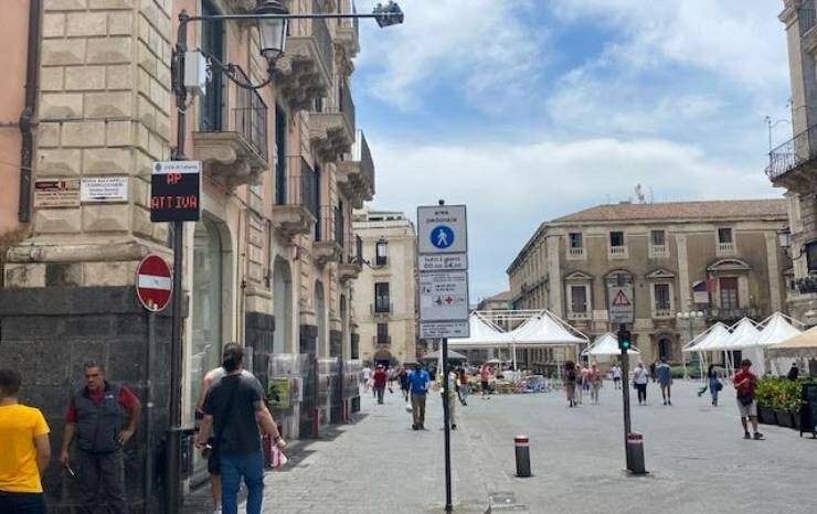 Ruba profumi e scappa: giovane denunciato