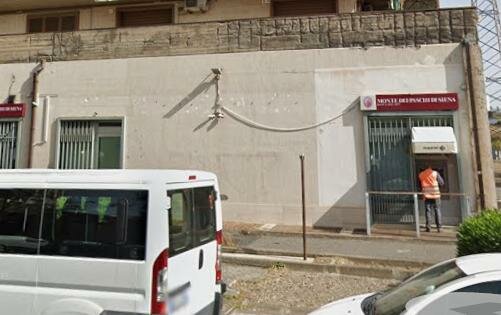 Catania, assalto al bancomat durante la burrasca