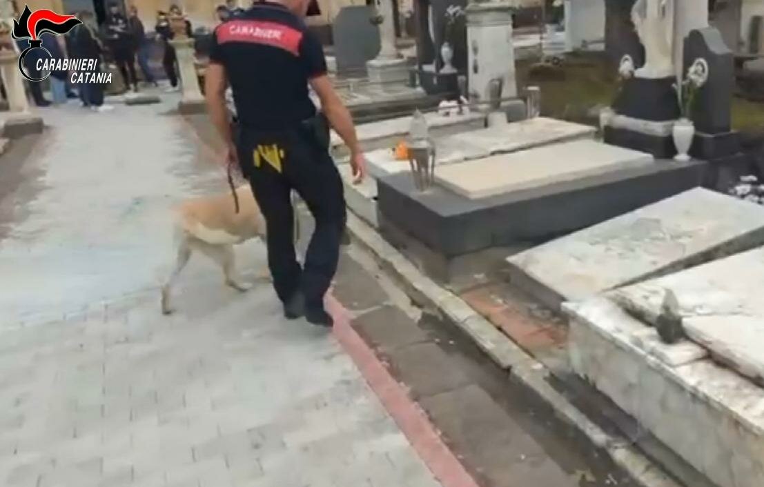 Aci Catena, al cimitero cadaveri disseppelliti in buste di plastica