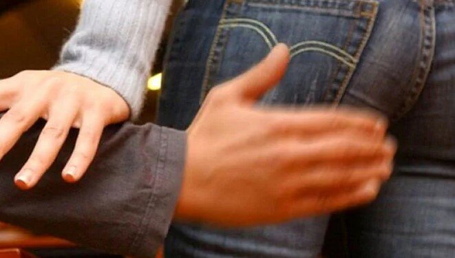 Entra nel negozio, la palpeggia e tenta di baciarla