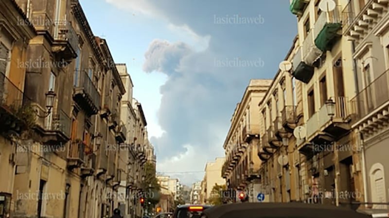 La nube sovrasta via Etnea