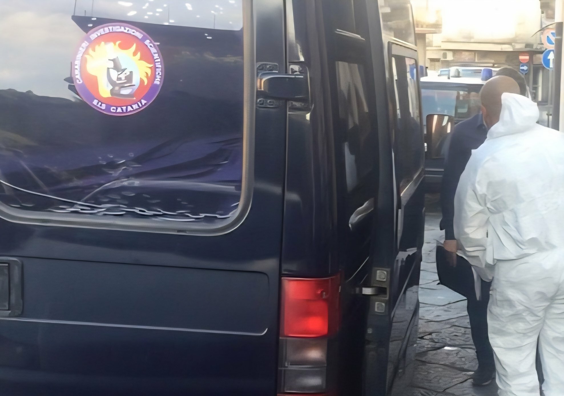 Ferita all'occhio dal proiettile: il colpo partito da dentro casa