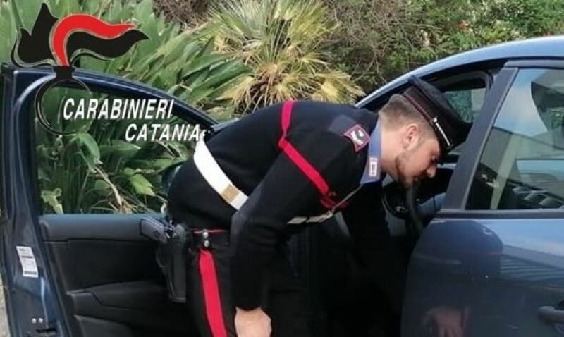 A tutto gas con l'auto rubata