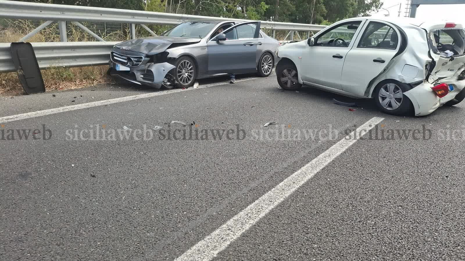 Tamponamento sulla A18, traffico in tilt a S. Gregorio