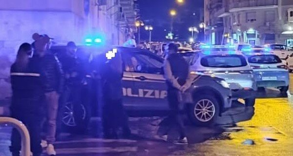 Guida 'allegra': suv contro palo della luce Guida 'allegra': suv contro palo della luce