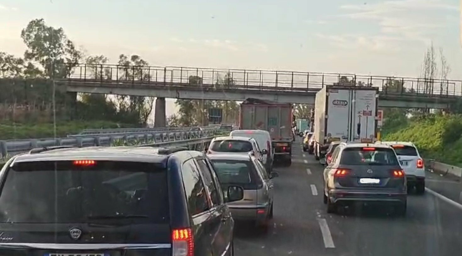 A18: traffico in tilt allo svincolo di Acireale