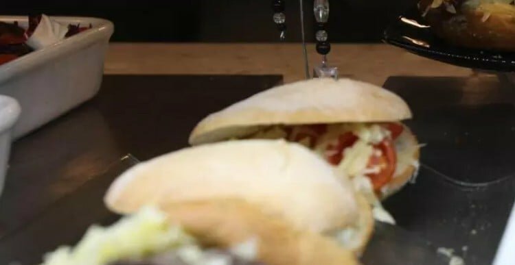 Studentessa mangia un panino e muore