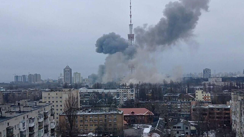 Colpita la torre della tv, Zelensky mette fretta all'Ue
