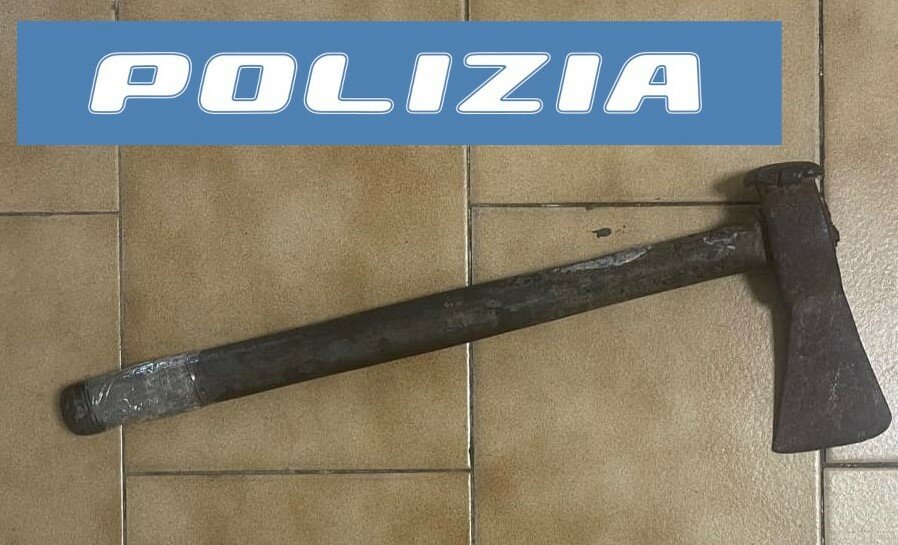 Con un'ascia minacciava i passanti catanesi
