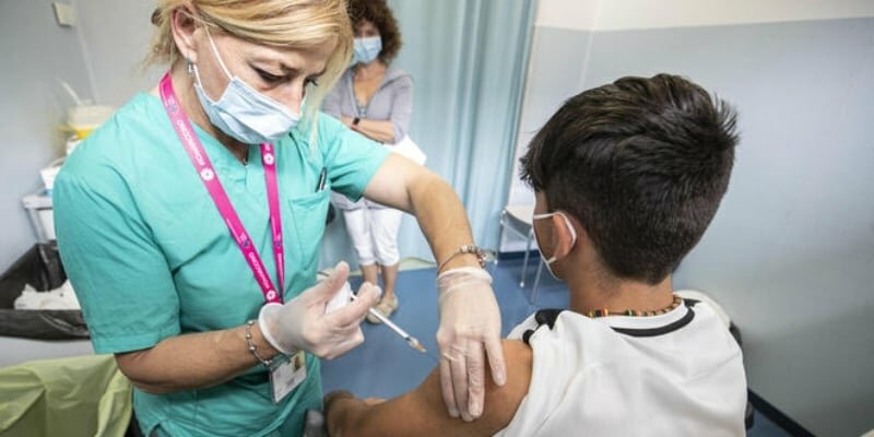 Via libera a booster per fascia 12-15 anni