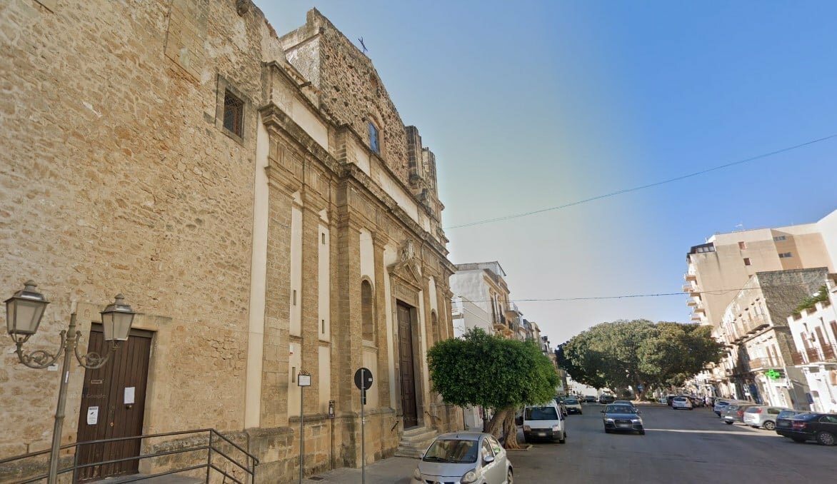 Cenere in fronte durante la messa: bimbi ustionati