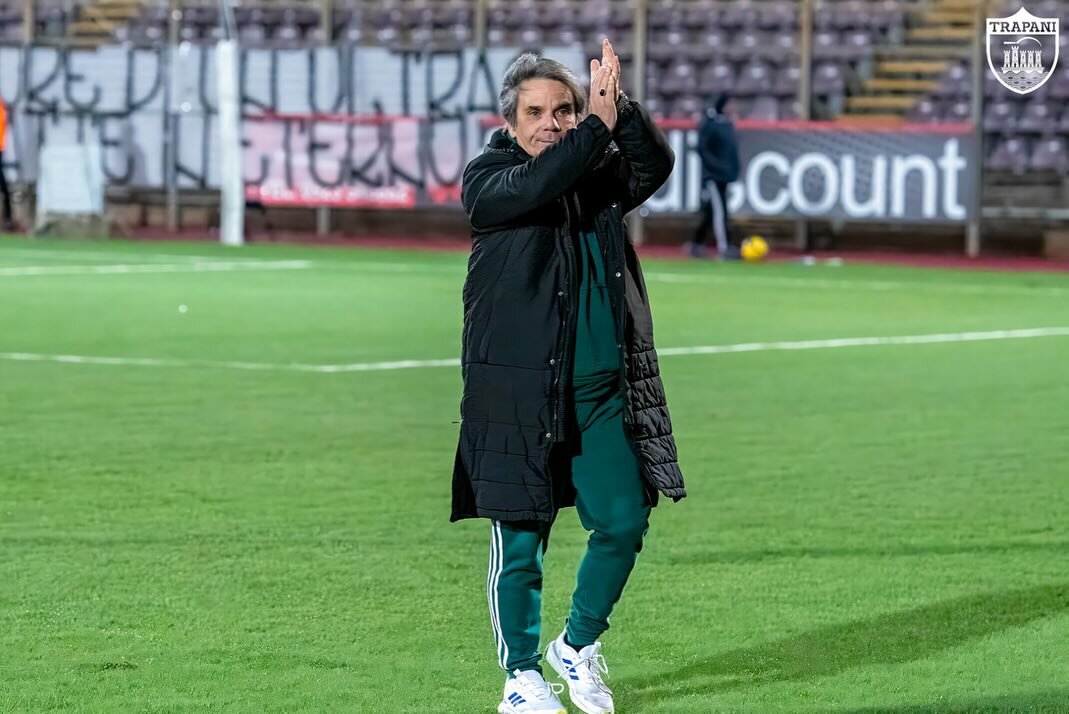 Trapani, panchina bollente