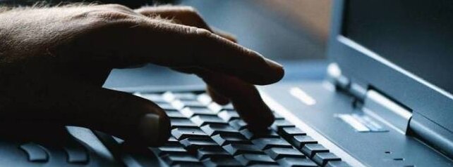 Ruba identità per sedurre una ragazza: a processo