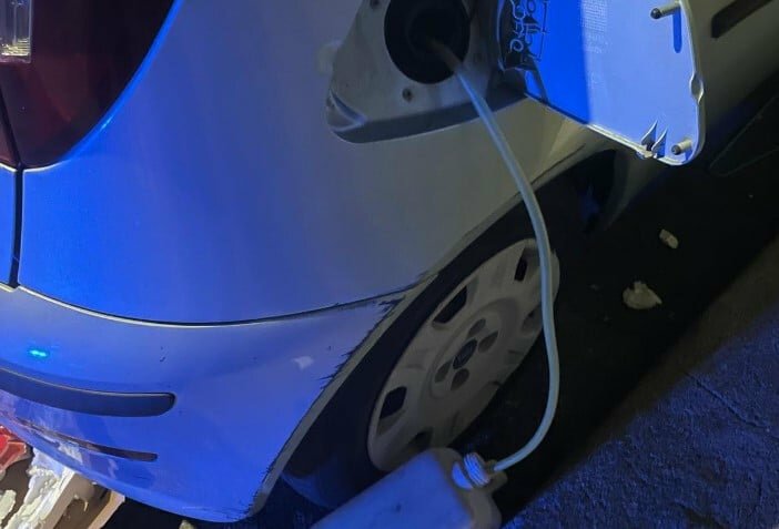 Catania, sorpreso a rubare benzina: 'Ero a secco'