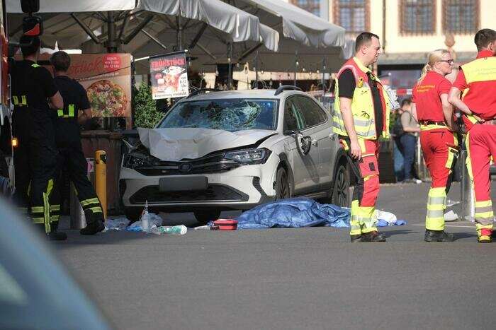 Auto piomba sulla folla: 2 morti Auto piomba sulla folla: 2 morti