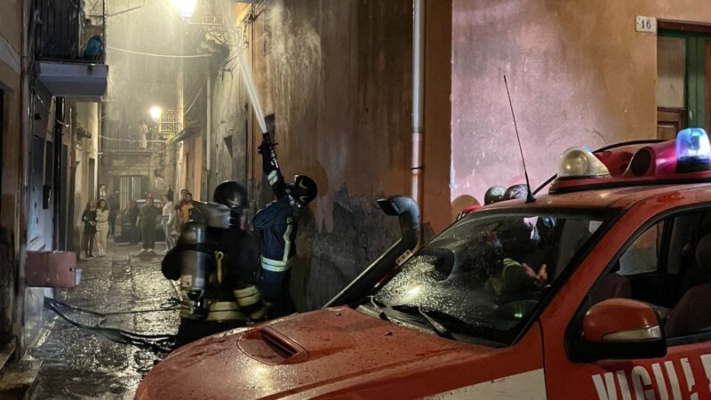 Adrano, 51enne muore nell'incendio in casa